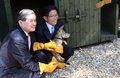 韓国・平沢（Peongtaek）の野生動物保護施設でクローンコヨーテの引き渡し式に出席する黄禹錫（ファン・ウソク、Hwang Woo-Suk）氏（左）と金文洙（キム・ムンス、Kim Moon-Soo）知事（2011年10月17日撮影）。(c)AFP/YONHAP