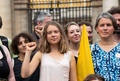 仏パリの国務院前で、環境NGO「大地の蜂起（SLT）」の解散命令に抗議するデモに参加するスウェーデンの環境活動家グレタ・トゥンベリさん（中央、2023年6月21日撮影）。(c)AFP