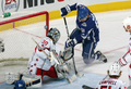 写真は、第1ピリオドにイースタン・カンファレンスのゴーリー、ライアン・ミラー（%%Ryan Miller%%）からゴールを決めるナッシュ。(c)AFP/Getty Images Ronald Martinez
