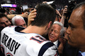 第53回スーパーボウルで、優勝を祝うニューイングランド・ペイトリオッツのQBトム・ブレイディ選手（左）とロバート・クラフト・オーナー（中央右、2019年2月3日撮影）。(c)Timothy A. CLARY / AFP