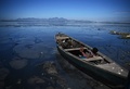 ブラジル・リオデジャネイロのグアナバラ湾に流れ込む川（2022年3月18日撮影）。(c)Carl DE SOUZA / AFP