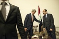 イラク・バグダッド（Baghdad）の首相官邸で会談する米国のジョン・ケリー（John Kerry）国務長官（奥左）とイラクのヌーリ・マリキ（Nuri al-Maliki）首相（奥右、2014年6月23日撮影）。(c)AFP/RENDAN SMIALOWSKI