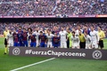 16-17スペイン1部リーグ第14節、FCバルセロナ対レアル・マドリード。飛行機事故で命を落としたシャペコエンセのメンバーを悼んで黙とうをささげた後、記念撮影に臨む両チームの選手ら（2016年12月3日撮影）。(c)AFP/JOSEP LAGO