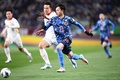 2022年サッカーW杯カタール大会アジア最終予選グループB、日本対ベトナム。相手選手とボールを競る三笘薫（手前、2022年3月29日撮影）。(c)Charly TRIBALLEAU / AFP
