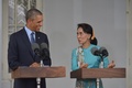 	ミャンマー・ヤンゴン（Yangon）にあるアウン・サン・スー・チー（Aung San Suu Kyi）氏（右）の私邸で会談後、記者会見するスー・チー氏とバラク・オバマ（Barack Obama）米大統領（2014年11月14日撮影）。(c)AFP/Mandel NGAN
