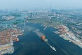 天津港で船積みされ、設置海域に向かう「渤中１９－２」油田の中央プラットフォーム（ドローンから、2024年8月16日撮影）。(c)Xinhua News