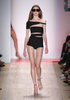 ニューヨーク市内で発表されたエルベ・レジェ バイ マックスアズリア（Herve Leger By Max Azria）の09年春夏コレクション（2008年9月7日撮影）。(c)AFP/Getty Images/Scott Gries