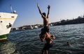 トルコ・イスタンブールで、橋から海に飛び込む少年ら（2017年7月2日撮影）。(c)AFP/BULENT KILIC