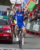 第68回ブエルタ・ア・エスパーニャ（68th Vuelta a Espana）、第15ステージ（アンドラからペイラギュド、224.9キロメートル）。ステージ優勝を飾り喜ぶFDJ・ビッグマット（FDJ-BigMatt）のアレクサンドル・ジェニエ（Alexandre Geniez、2013年9月8日撮影）。(c)AFP/JAIME REINA