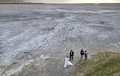 米ユタ州のグレートソルト湖で、数年前までは湖底だった場所を歩く人々（2024年9月10日撮影）。(c)Frederic J. BROWN / AFP