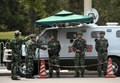 中国・北京（Beijing）で、天安門（Tiananmen）事件から25年となる4日、厳戒態勢が敷かれている天安門広場（Tiananmen Square）周辺に出動した武装警察（2014年6月4日撮影）。(c)AFP/GOH CHAI HIN