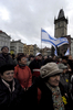 2007年11月10日、チェコの首都プラハ（Prague）の旧市街広場で極右ネオナチの行進に対抗する市民とユダヤ人コミュニティーのメンバーたち。(c)AFP/Michal CIZEK