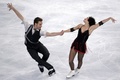 フィギュアスケート・グランプリ（GP）シリーズ第5戦、エリック ・ボンパール杯（Trophee Eric Bompard 2013）アイスダンス・ショートダンス（SD）。演技に臨むナタリー・プシャラ（Nathalie Pechalat）/ ファビアン・ブルザ（Fabian Bourzat）組（2013年11月15日撮影）。(c)AFP/KENZO TRIBOUILLARD