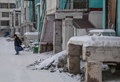 ロシアのシベリア東部ヤクーツクで、ひびが入ったアパートの横を歩く少年（2018年11月26日撮影）。(c)Mladen ANTONOV / AFP