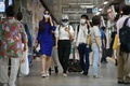 韓国・ソウルの繁華街、明洞の地下鉄駅をマスクを着用して歩く人たち（2015年6月4日撮影）。(c)AFP/Ed Jones