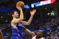 13-14NBAプレーオフ・ウエスタンカンファレンス準決勝（7回戦制）、オクラホマシティ・サンダー（Oklahoma City Thunder）対ロサンゼルス・クリッパーズ（Los Angeles Clippers）第2戦。オクラホマシティ・サンダーのケンドリック・パーキンス（Kendrick Perkins、下）の上からシュートを狙うロサンゼルス・クリッパーズのJ.J.レディック（JJ Redick、2014年5月7日撮影）。(c)AFP/Getty Images/Ronald Martinez