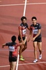 第16回世界陸上ロンドン大会、男子4×100メートル決勝。銅メダル獲得を喜ぶ日本の（右から）飯塚翔太、藤光謙司、桐生祥秀（2017年8月12日撮影）。(c)AFP/Antonin THUILLIER