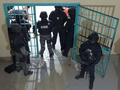 ギャング同士の抗争が起きた南米エクアドル・グアヤキルの刑務所で、鎮圧作戦にあたる警察。エクアドル警察提供（2021年9月30日撮影）。(c)AFP PHOTO / ECUADOR´S NATIONAL POLICE