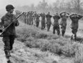 第2次世界大戦中、オランダ人兵士の監視下に置かれたドイツ人捕虜（撮影日不明）。(c)AFP