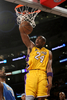 デンバー・ナゲッツ戦でダンクシュートを叩き込むロサンゼルス・レイカーズのコービー・ブライアント（%%Kobe Bryant%%）。（2008年11月21日撮影）(c)AFP/Getty Images/Stephen Dunn