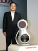 都内のホンダ（Honda Motor）本社で電動式一輪車の試作機「U3-X」を披露する伊東孝紳（Takanobu Ito）社長（2009年9月24日撮影）。(c)AFP/Yoshikazu TSUNO