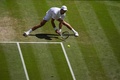 テニス、ウィンブルドン選手権、男子シングルス決勝。リターンを打つノバク・ジョコビッチ（2022年7月10日撮影）。(c)Daniel LEAL / AFP