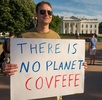 米首都ワシントンのホワイトハウス前で、ドナルド・トランプ大統領のパリ協定からの離脱表明を受けて行われた抗議デモに参加した人々（2017年6月1日撮影）。(c)AFP/PAUL J. RICHARDS