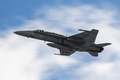 フィンランドのF18戦闘機「ホーネット」。同国とスウェーデンの国境周辺で（2019年3月25日撮影、資料写真）。(c)Jonathan NACKSTRAND / AFP