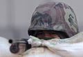 タイ・バンコク（Bangkok）で、掩蔽壕（えんぺいごう）に身を潜めて警戒するタイ軍兵士（2010年5月15日撮影）。(c)AFP/PORNCHAI KITTIWONGSAKUL