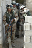 2008年4月12日、イラク南部バスラ（Basra）でパトロール中のイラク軍兵士ら。(c)AFP/ESSAM AL-SUDANI