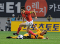 サッカー国際親善試合、韓国対オーストラリア。試合は韓国が3-1で勝利した。写真はビンチェンツォ・グレッラ（%%Vincenzo Grella%%）のスライディングをかわす韓国の朴智星（%%Park Ji-Sung%%、パク・チソン）。（2009年9月5日撮影）(c)AFP/KIM JAE-HWAN