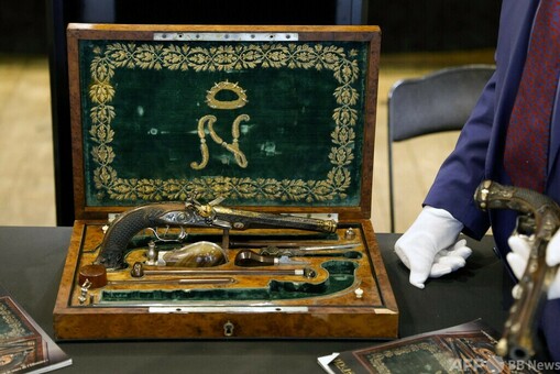 ナポレオン遺品集 ナポレオン自殺未遂の拳銃2丁、2.9億円で落札 仏政府は国宝に指定 写真