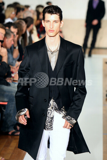 ティエリー・ミュグレー　ジャケット ティエリーミュグレー メンズジャケット H&M、「Mugler」との