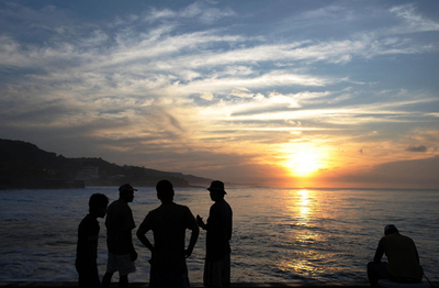 中米エルサルバドルの港町ラリベルタに昇る朝日