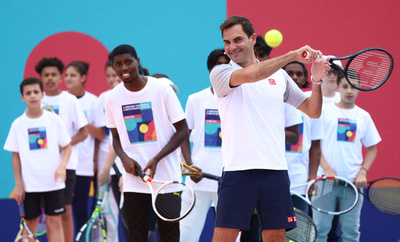 フェデラー氏がプレー披露 フランスでイベント登場