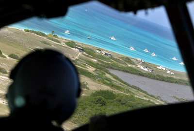 ベネズエラ沖、小型機が消息絶つ、14人不明