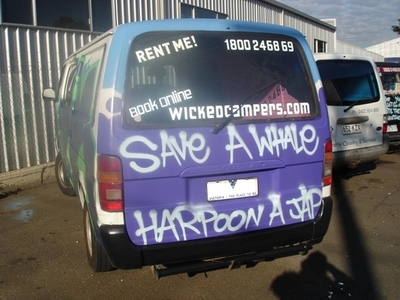 レンタカーに反日スローガン「日本人に銛を打ち込め」、豪州