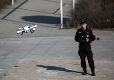 山奥の賭場を摘発、ドローンと警察犬の活躍で21人を逮捕