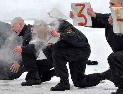 先輩は瓦割りで歓迎？ベラルーシ新兵の宣誓式