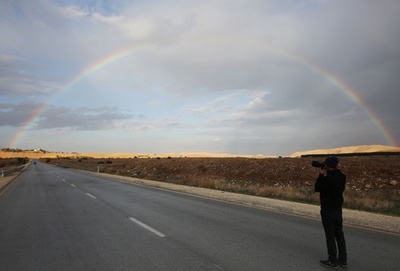 大雨の後に出現した虹のアーチ、パレスチナ・ヨルダン渓谷