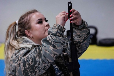 ロシア民間人女性、「防衛隊」結成 ウクライナ教訓に戦闘訓練