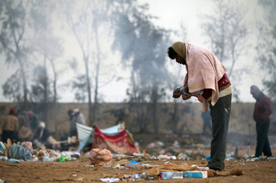 リビアからチュニジアへの避難民、10万人超える