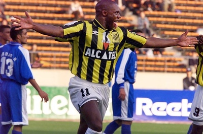 英の元人気サッカー選手、警察にスタンガンで撃たれ死亡