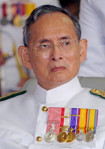 タイのプミポン国王、在位70年に