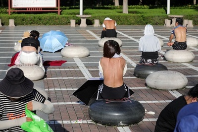 【今日の1枚】背中日光浴に熱中、熱中症に注意 中国
