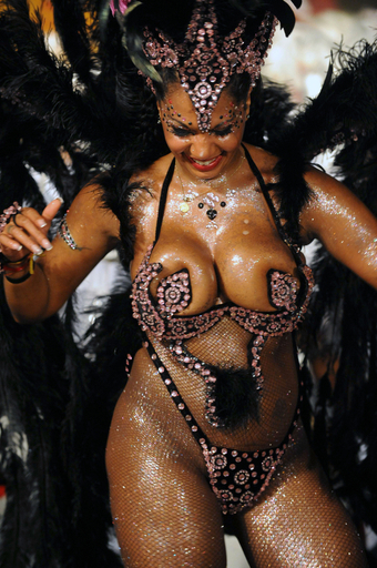 ウルグアイの「ジャマーダス」パレード最高潮に