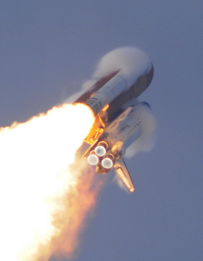 エンデバー燃料タンクから破片落下、影響はなしとNASA