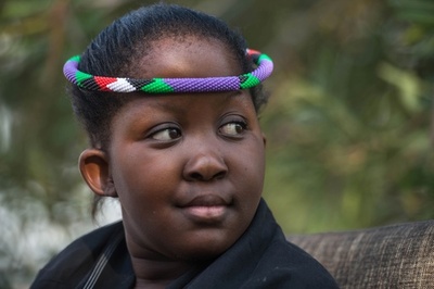 「雨を降らせる」力を宿す10代の女王、南アフリカ