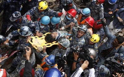 ネパール大地震、奇跡の救出劇続く 30代女性も生存