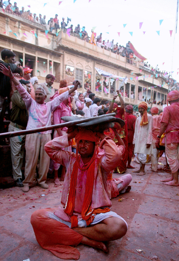 ヒンズー教の祭典、女性が男性を棒で攻撃 - インド